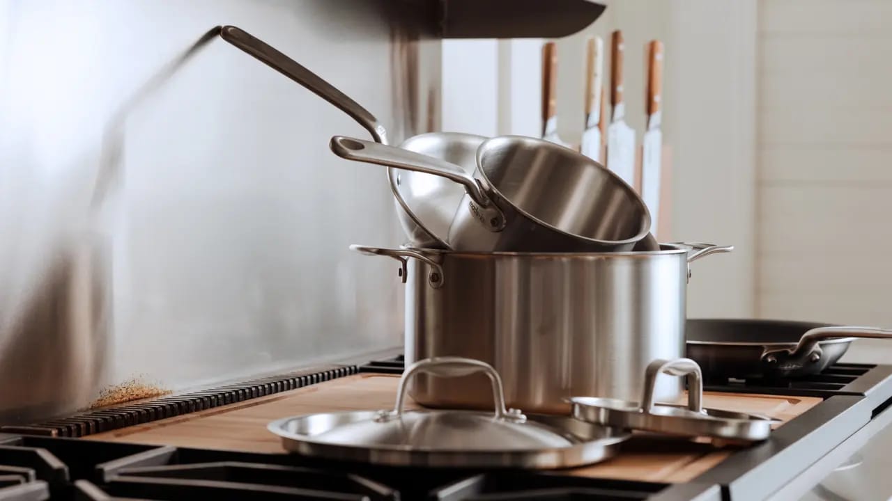 Geschenke für Frauen, die generationsübergreifend Freude am Kochen haben: GreenKitchen Töpfe und Pfannen im Fokus
