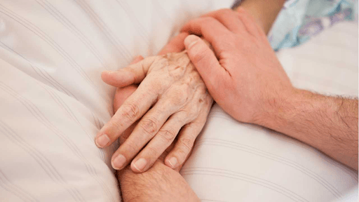 Wie man die richtige Palliativpflege für einen geliebten Menschen auswählt