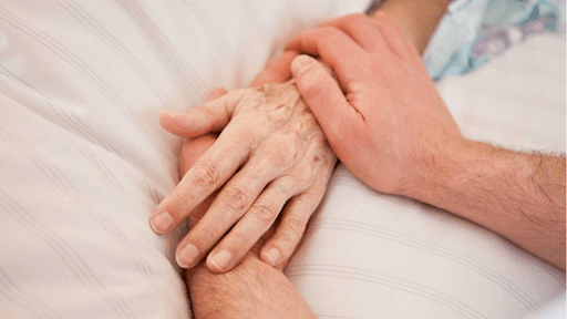 Wie man die richtige Palliativpflege für einen geliebten Menschen auswählt