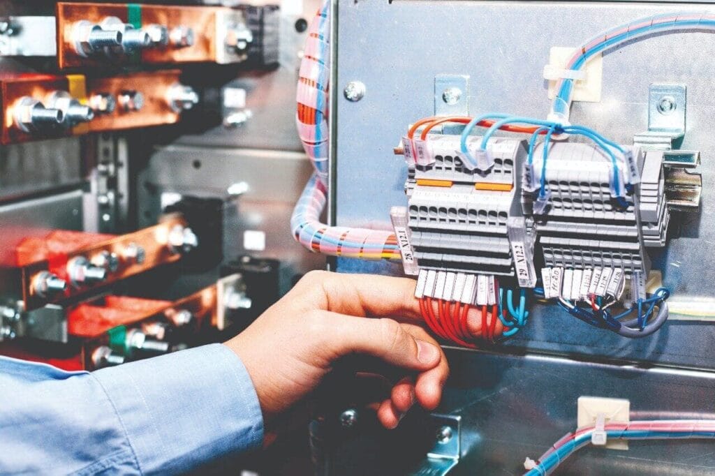 Warum die Prüfung ortsfester elektrischer Anlagen in Büros oft vernachlässigt wird
