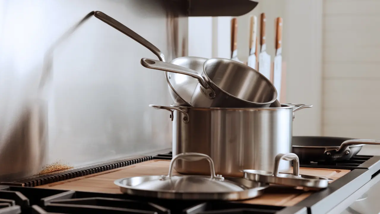 Geschenke für Frauen, die generationsübergreifend Freude am Kochen haben: GreenKitchen Töpfe und Pfannen im Fokus