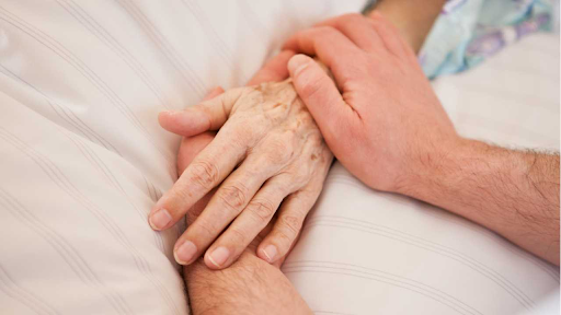 Wie man die richtige Palliativpflege für einen geliebten Menschen auswählt