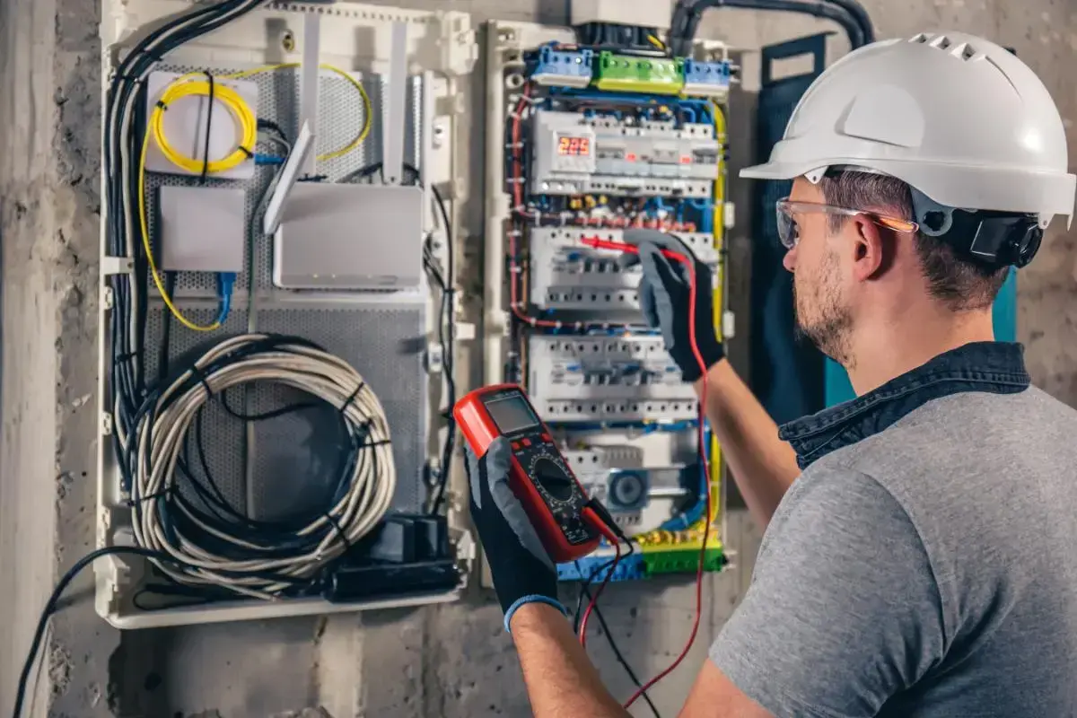 Warum die Prüfung ortsfester elektrischer Anlagen in Büros oft vernachlässigt wird